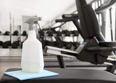 瓶清洁解决方案健身房板凳上