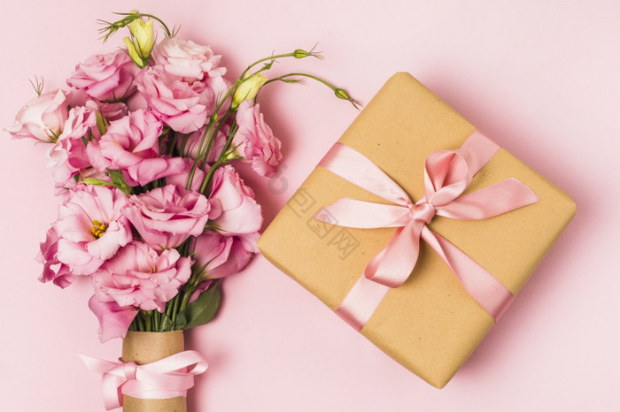 开销视图新鲜的花花束包装装饰礼物盒子图片