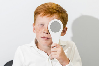 肖像男孩覆盖眼睛与<strong>遮光</strong>板光学诊所