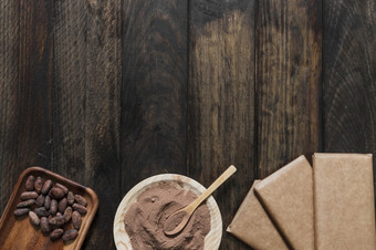 可可粉豆子与包装巧克力酒吧木表格
