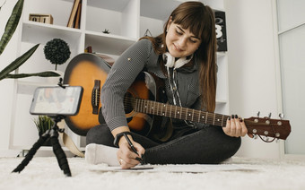 女博主流媒体吉他教训与智能手机