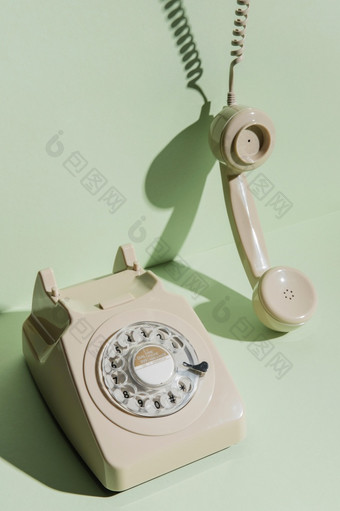 高角古董电话与接收机