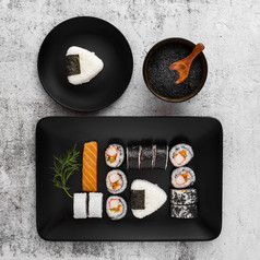 平躺分类寿司黑色的矩形板与复制空间