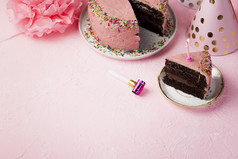 高角框架与装饰粉红色的蛋糕