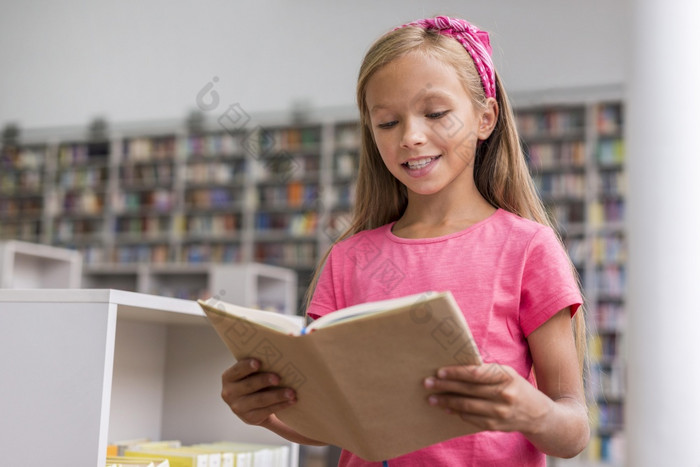 小女孩阅读书图书馆