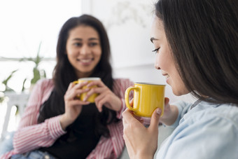 多民族女朋友会说话的喝茶