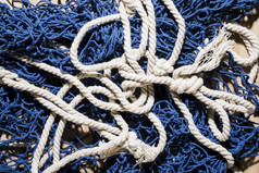 开销视图蓝色的钓鱼网与白色绳子