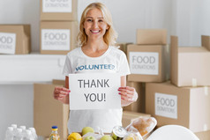 笑脸女志愿者感谢你捐赠食物