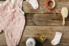 婴儿衣服刷奶嘴玩具袜子牛奶瓶木表格