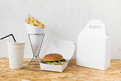 汉堡法国薯条处理杯食物包裹模拟木表格前