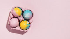 色彩斑斓的复活节鸡蛋架表格