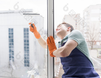 男人。清洁窗户