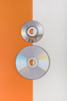 开销视图紧凑的光盘橙色白色双背景