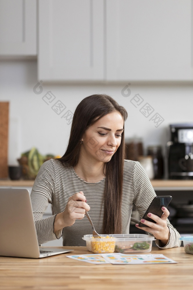 女商人尝试吃工作从她的电话