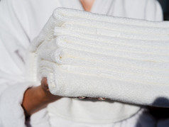 女人持有白色折叠清洁毛巾