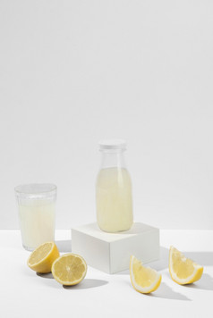 美味的柠檬汁瓶玻璃