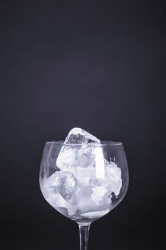 空玻璃与冰
