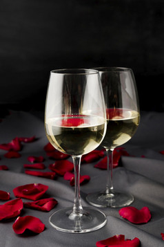 情人节一天玫瑰花瓣与酒眼镜