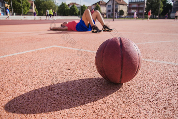 篮球球员地板上与球前景
