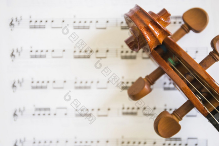 开销视图小提琴滚动字符串音乐的笔记