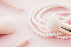 粉红色的刷珍珠项链