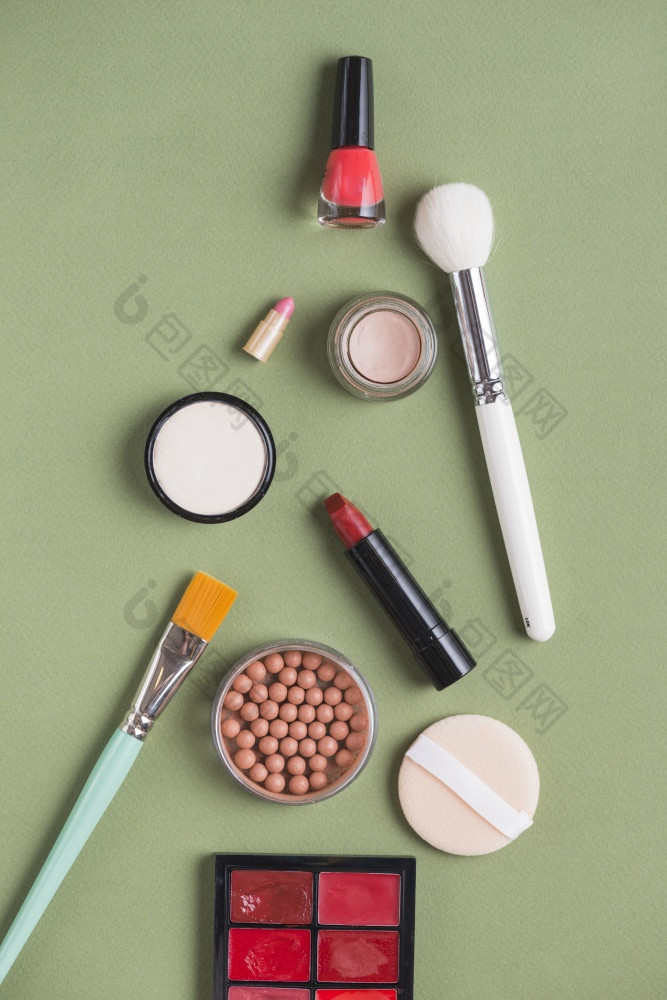 高角视图各种各样的化妆产品绿色背景