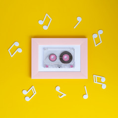 明亮的色彩斑斓的盒式磁带磁带与音乐的笔记周围