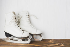 冰溜冰鞋木桌面