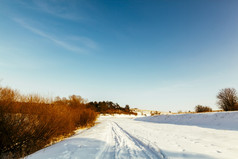 递减的角度来看滑雪跟踪雪景观对蓝色的天空