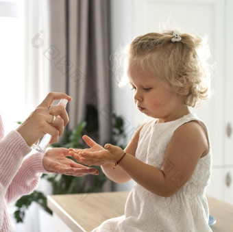 妈妈喷涂手<strong>洗手液</strong>孩子手首页