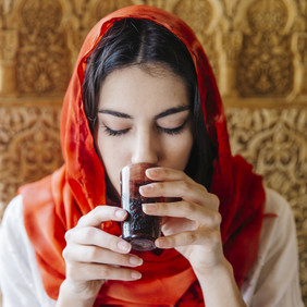 肖像穆斯林女人喝茶