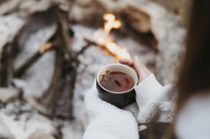 女人持有热杯茶