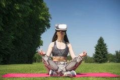 运动女人使用虚拟现实眼镜户外