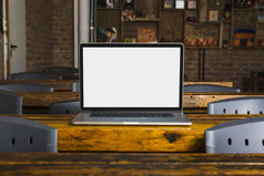 移动PC与白色显示屏幕木表格咖啡馆