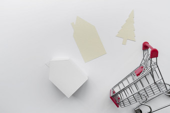 纸减少出<strong>房子</strong>圣诞节树与微型<strong>房子</strong>模型<strong>购物车</strong>孤立的白色背景