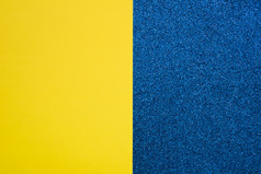 黄色的纸板纸蓝色的地毯