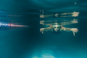 前面视图游泳运动员潜水