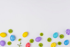 色彩斑斓的复活节鸡蛋与花表格