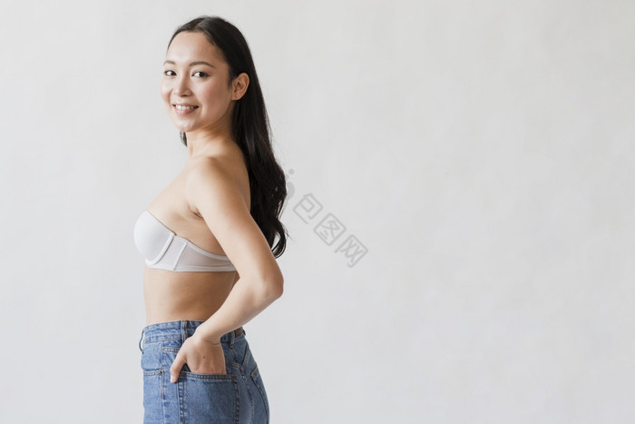 自信亚洲女人摆姿势好牛仔裤图片