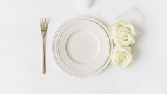 叉陶瓷板玫瑰缎丝带白色背景
