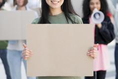 前面视图女人持有复制空间纸板