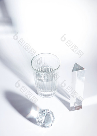 开销视图闪亮的钻石棱镜玻璃与影子白色背景