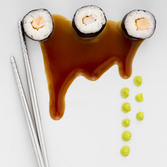 前视图新鲜的寿司卷与我是酱汁