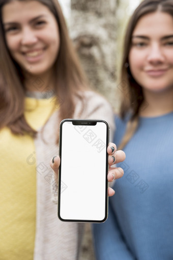 两个女孩<strong>展示</strong>智能<strong>手机模型</strong>