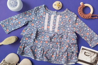 婴儿衣服包围与<strong>牛奶瓶</strong>奶嘴刷鞋子超声波图片蓝色的背景