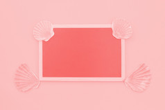 空白珊瑚框架装饰与扇贝贝壳粉红色的背景