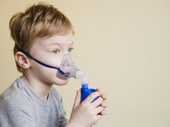 男孩与氧气面具