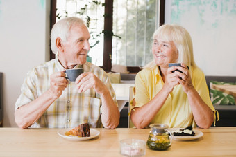 上了年纪的快乐的夫妇喝<strong>茶会</strong>说话的活泼的