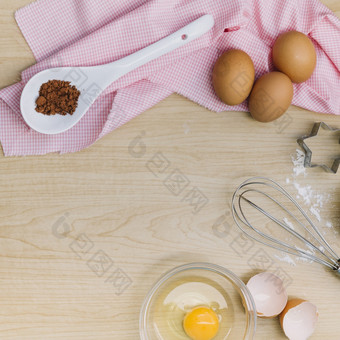 升高视图巧克力粉鸡蛋蛋蛋黄搅拌糕点刀木表面