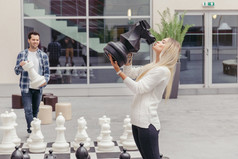 女孩接吻国际象棋马国际象棋董事会